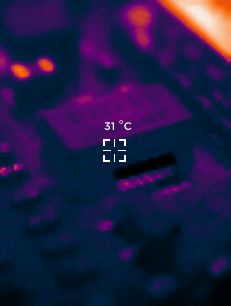 Obraz termowizyjny układu elektronicznego z zaznaczoną temperaturą 31°C.