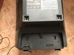 Tylny panel telewizora kineskopowego Sony Trinitron z gniazdami i tabliczką znamionową