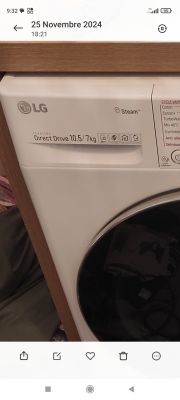 Pralka LG Direct Drive 10.5/7 z widocznym panelem wyświetlacza.