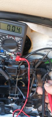 Multimetr mierzący wartości między kablami fioletowym a niebieskim.