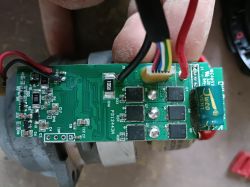 Zbliżenie na płytkę elektroniczną klucza udarowego Parkside z widocznymi komponentami i przewodami.