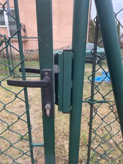 Bramka ogrodzeniowa z zamontowanym elektrozaczepem i klamką.