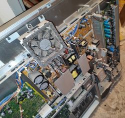 Wnętrze starego telewizora plazmowego z widocznymi podzespołami elektronicznymi.