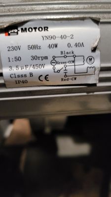 Tabliczka znamionowa silnika Pro Motor YN90-40-2 z parametrami technicznymi.