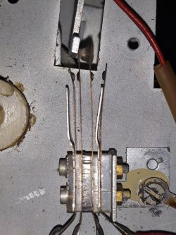 Metalowa część z przewodami elektrycznymi i złączami.