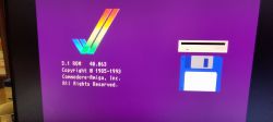 Amiga-Startbildschirm mit 3.1 ROM-Logo und Diskettengrafik.