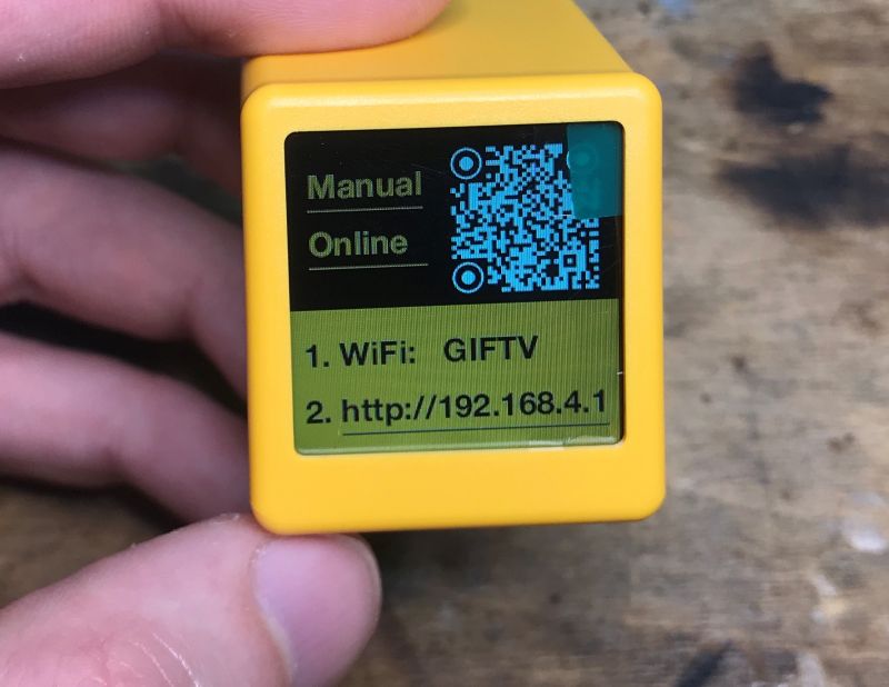 SmallTV-Ultra-Gerät mit Display und QR-Code Kleines gelbes Gerät mit einem Display, das einen QR-Code und WiFi-Informationen anzeigt.