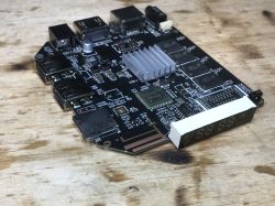Płytka główna przystawki TV Box T95MAX z zainstalowanymi układami scalonymi i wyświetlaczem 7-segmentowym.