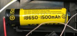 Ogniwo litowo-jonowe 18650 o pojemności 1500 mAh z oznaczeniem KUKU w obudowie radia