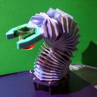 Elastyczny robot zbudowany z użyciem silikonu montażowego