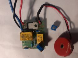 Płytka z elementami elektronicznymi, w tym triak, diak, potencjometr i przewody.