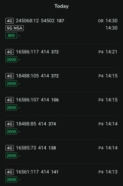 Zrzut ekranu z wynikami testów sieci 4G i 5G, przedstawiający różne częstotliwości oraz parametry techniczne w tabeli.