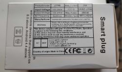 Smart plug packaging with technical specifications and manufacturer information.