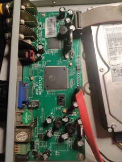 Płyta główna urządzenia z widocznymi elementami elektronicznymi i dyskiem twardym Hitachi.