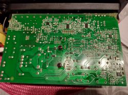 Zdjęcie płytki drukowanej z widocznymi ścieżkami i elementami elektronicznymi.