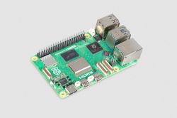 Nowy model Raspberry Pi z 16 GB RAM na szarym tle.
