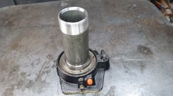 Hydraulikzylinderkopf Kopf eines einfachwirkenden Hydraulikzylinders auf einem Metalltisch.