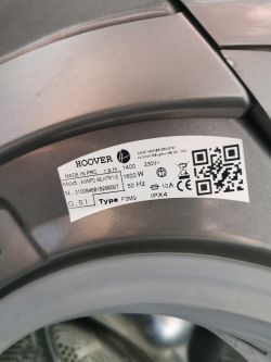 Tabliczka znamionowa pralki Hoover z danymi technicznymi i kodem QR