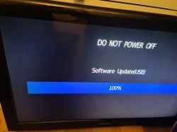 Ekran telewizora z komunikatem o aktualizacji oprogramowania przez USB.