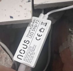 Sterownik Nous Smart RGB WIFI LED Strip F2 podłączony do przewodów