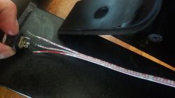 Jak podłączyć przewody do gniazda zasilającego w GYMTEK XB2000?