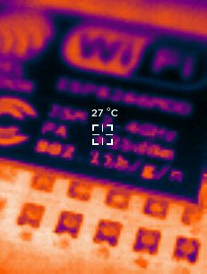 Zdjęcie termiczne układu elektronicznego pokazujące temperaturę 27°C.