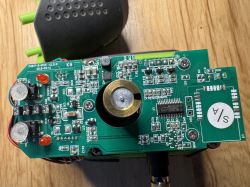 Płytka drukowana urządzenia laserowego Huepar 602CG z widocznymi podzespołami elektronicznymi.