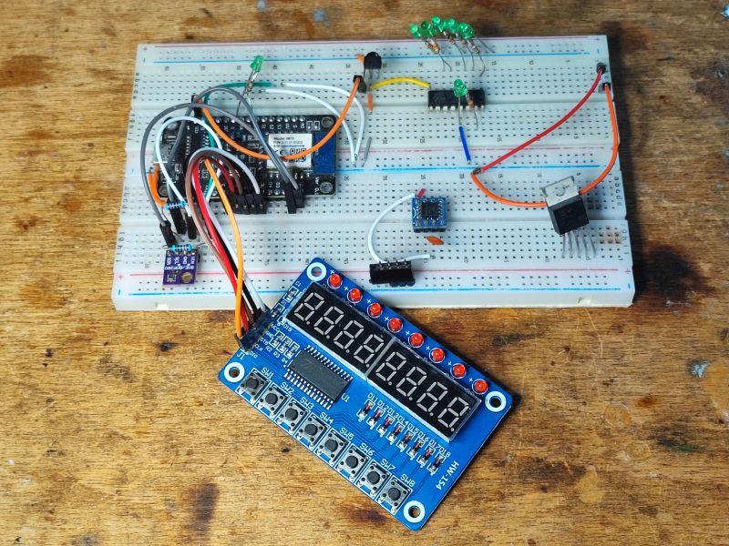 Moduł wyświetlacza 7-segmentowego TM1638 na płytce prototypowej z elementami elektronicznymi.