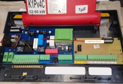 Płyta sterująca pieca Defro K1Pv4C z zaznaczonym i opisanym niebieskim przekaźnikiem RM85-2011-35-1012.