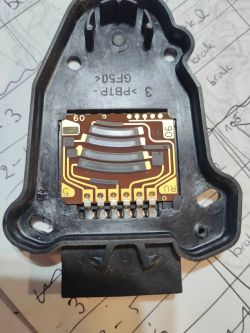 Dwa potencjometry pedału gazu na raz - tempomat metodą prób i błędów.