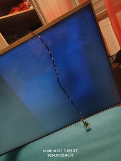 Telewizor z problemem wyświetlania, tylko połowa ekranu jest widoczna.