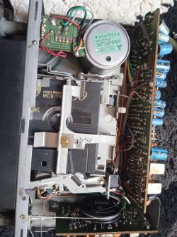 Wnętrze magnetofonu z widocznymi elementami mechanicznymi i elektroniką.