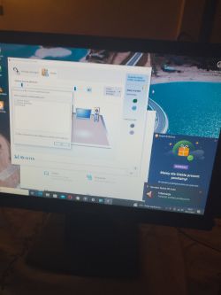 Monitor komputera z otwartym oknem menedżera Realtek HD Audio.