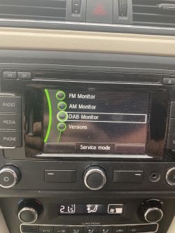 Bildschirm des Auto-Multimediasystems zeigt Service-Modus.