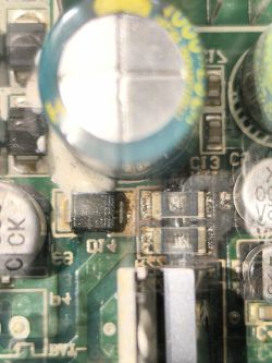 Zbliżenie uszkodzonego elementu zasilacza awaryjnego na płytce drukowanej.