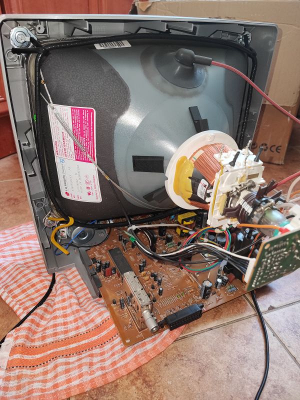 Wnętrze telewizora kineskopowego Daewoo K14C5GT z widocznymi elementami elektronicznymi i płytą główną.