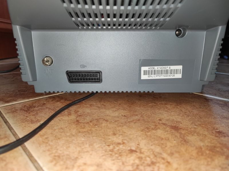 Tylny widok telewizora kineskopowego Daewoo K14C5GT z oznaczeniem modelu i złączami.
