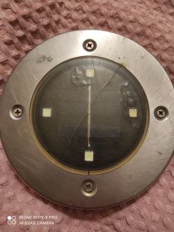 Lampa solarna z widocznymi diodami LED w metalowej obudowie.