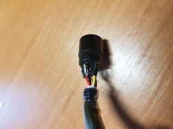 Zbliżenie na wtyczkę z czteroma przewodami.