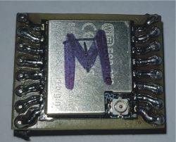 Moduł WiFi ESP-12 z zaznaczoną literą „M” i gniazdem antenowym u.FL