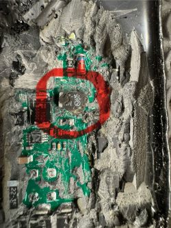Uszkodzony sterownik LED z widocznymi śladami zwarcia i eksplozji.