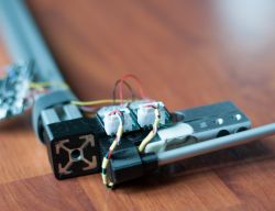 Prototyp czujnika prędkości i kierunku wiatru bez ruchomych części z wykorzystaniem belek tensometrycznych.