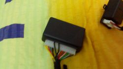 Identyfikacja i podłączenie sterownika centralnego zamka - pytanie o producenta i funkcję elementów