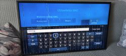 Telewizor Samsung wyświetlający pionowe artefakty i pasy na całym ekranie podczas konfiguracji sieci.