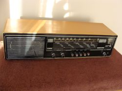 Radio Jubilat DMT-401 Unitra na brązowej powierzchni, widok z przodu