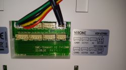 Fotografia panelu połączeniowego wideodomofonu Virone VDP-67PMV z oznaczeniami pinów.