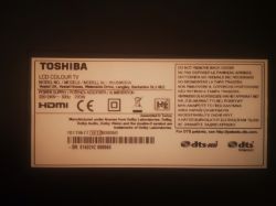 Etikett des Toshiba-Fernsehers Modell 65LJ5863DA mit Leistungsangaben und Warnhinweisen.