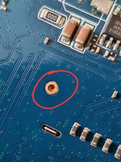 Asus RT-AC56U - Oderwane mocowanie śruby od płytki