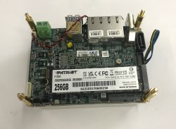 Płytka PCB z zamontowanym dyskiem M.2 Patriot P300 256 GB i kilkoma złączami oraz przewodami.