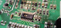 Zbliżenie na uszkodzony układ scalony U5 i elementy R2, R42, R31 na płytce PCB.